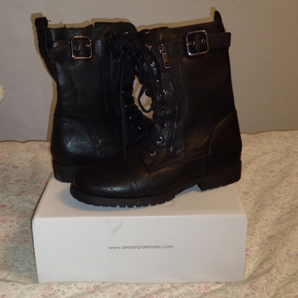 A DreamPairs shoe that is all black and a Women's 8 shoe size.